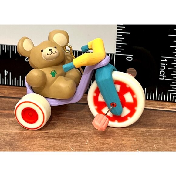 1985 HALLMARK KEEPSAKE ORNAMENT QX480-5 BEARY SMOOTH RIDE TRICYCLE TEDDY BEAR - Picture 4 of 7